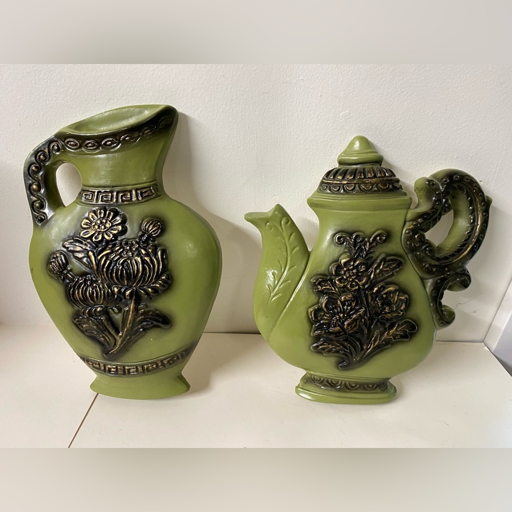 Pair of vintage 70s Chalkware pieces wall decor